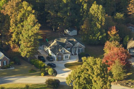 Foto de Vista aérea de la casa clásica americana en el área residencial de Carolina del Sur. Nueva casa familiar como ejemplo de desarrollo inmobiliario en los suburbios de EE.UU.. - Imagen libre de derechos