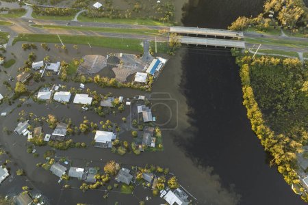 Téléchargez les photos : Maisons inondées par l'ouragan Ian pluie dans le quartier résidentiel de Floride. Conséquences des catastrophes naturelles. - en image libre de droit