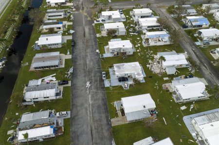 Téléchargez les photos : Vents ouragan forts gravement endommagé maisons privées en Floride zone résidentielle mobile home. Conséquences des catastrophes naturelles. - en image libre de droit