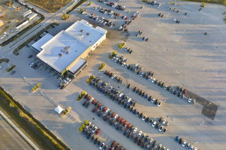Foto de Vista desde arriba de los concesionarios estacionamiento al aire libre con muchos coches nuevos en stock en venta. Concepto de desarrollo de la industria automotriz americana. - Imagen libre de derechos