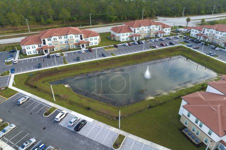 Foto de Vista desde arriba de apartamentos residenciales en la zona suburbana de Florida. Condominios americanos como ejemplo de desarrollo inmobiliario en los suburbios de EE.UU.. - Imagen libre de derechos