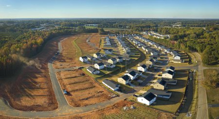 Foto de Vista desde arriba de casas residenciales densamente construidas en construcción en la zona residencial de Carolina del Sur. Casas de ensueño estadounidenses como ejemplo de desarrollo inmobiliario en los suburbios de EE.UU.. - Imagen libre de derechos