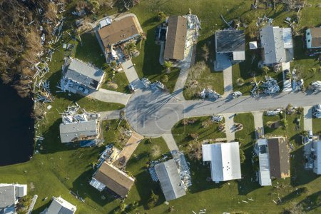 Téléchargez les photos : Floride région sud-ouest après la saison des ouragans. Maisons mobiles effondrées et endommagées dans une zone résidentielle rurale. Conséquences d'une catastrophe naturelle grave. - en image libre de droit