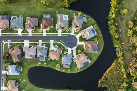 Téléchargez les photos : Residential homes in suburban sprawl development in North Port, Floride. Maisons privées à faible densité dans les banlieues rurales. Marché du logement aux États-Unis. - en image libre de droit