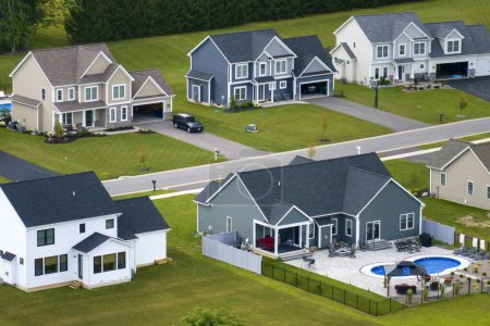 Téléchargez les photos : Residential homes in suburban sprawl development in Rochester, New York. Maisons privées à faible densité de deux étages dans les banlieues rurales. Marché du logement aux États-Unis. - en image libre de droit