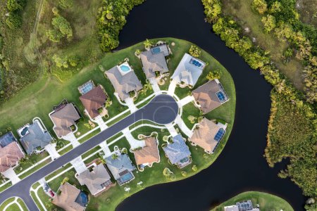 Blick von oben auf Wohnhäuser in Wohngebiet in North Port, Florida. Amerikanische Traumhäuser als Beispiel für Immobilienentwicklung in US-Vorstädten.