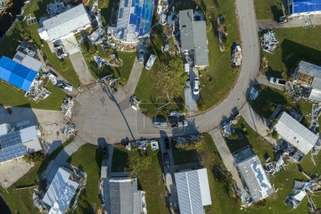 Dommages matériels causés par de forts vents d'ouragan. Maisons mobiles en Floride quartier résidentiel avec des toits détruits. Conséquences des catastrophes naturelles.