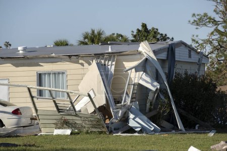 Conséquences de la catastrophe naturelle. Maisons gravement endommagées après l'ouragan en Floride zone résidentielle mobile home.