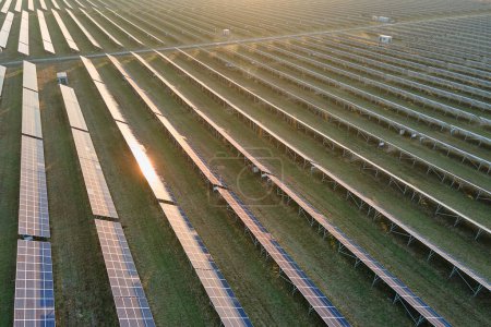 Vue aérienne d'une grande centrale électrique durable avec des rangées de panneaux solaires photovoltaïques pour produire de l'énergie électrique propre le soir. Concept d'électricité renouvelable à zéro émission.