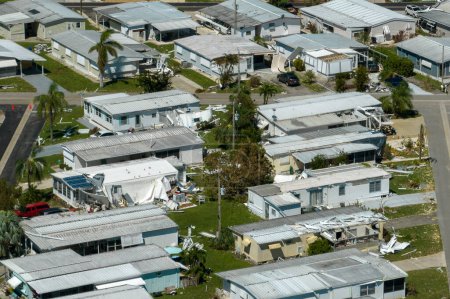 Vue aérienne des conséquences des catastrophes naturelles dans la région sud-ouest de la Floride. Gravement endommagé par l'ouragan Ian maisons mobiles dans un quartier résidentiel.