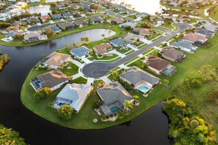 Foto de Vista aérea de casas privadas en la zona residencial de Florida al atardecer. Nuevas casas familiares como ejemplo de desarrollo inmobiliario en suburbios americanos. - Imagen libre de derechos
