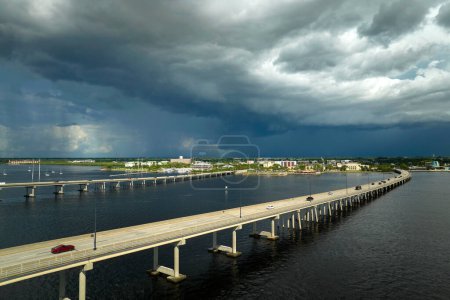 Téléchargez les photos : Barron Collier Bridge and Gilchrist Bridge in Florida with moving traffic. Transportation infrastructure in Charlotte County connecting Punta Gorda and Port Charlotte over Peace River. - en image libre de droit