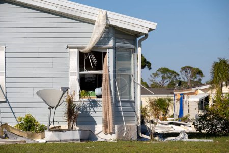 Fortement endommagé par les maisons ouragan en Floride zone résidentielle mobile home. Conséquences des catastrophes naturelles.