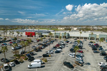 Vue de dessus de beaucoup de voitures garées sur un parking en face d'un centre commercial en Floride. Concept de transport urbain.