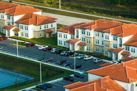 Blick von oben auf Wohnungen in Florida Vorort. Amerikanische Eigentumswohnungen als Beispiel für Immobilienentwicklung in US-Vororten.