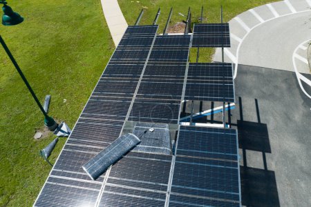 Beschädigt durch Hurrikan Wind Photovoltaik-Sonnenkollektoren auf dem Vordach des Parkplatzes für die Produktion von grünem Ökostrom montiert. Folgen der Naturkatastrophe in Florida, USA.