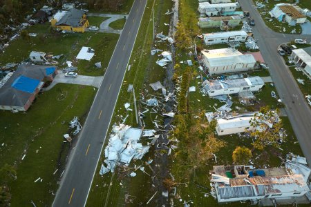 Zerstört durch Hurrikan Ian Vororthäuser in Florida Mobilheim Wohngebiet. Folgen von Naturkatastrophen.