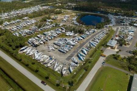 Entrepôt avec des bateaux à moteur et des yachts détruits par les vents ouragan dans la région côtière de la Floride. Catastrophe naturelle et ses conséquences.