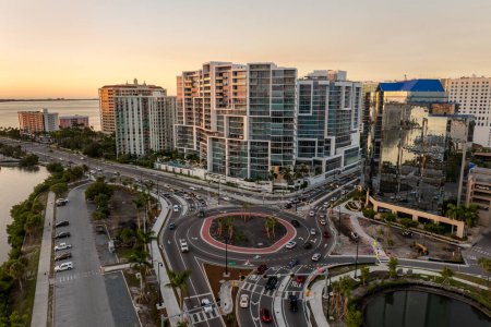Téléchargez les photos : Vue aérienne du carrefour rond-point de Gulfstream Avenue à Sarasota, en Floride. Route américaine avec des voitures de circulation en mouvement. Carrefour des transports urbains circulaires. - en image libre de droit