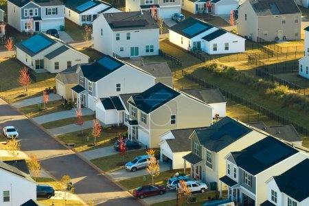 Luftaufnahme dicht gedrängter Häuser in einem Wohngebiet in South Carolina. Neue Einfamilienhäuser als Beispiel für Immobilienentwicklung in amerikanischen Vorstädten.