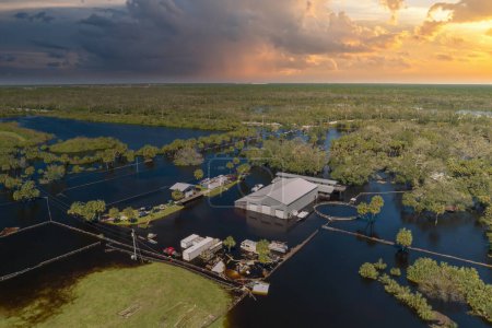 Conséquences de la catastrophe naturelle. Entrepôt industriel inondé par l'ouragan Ian pluie en Floride zone rurale.