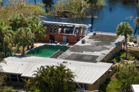 Consecuencias del desastre natural. Inundación abundante con agua alta que rodea las casas residenciales después de las lluvias huracanadas en la zona residencial de Florida.
