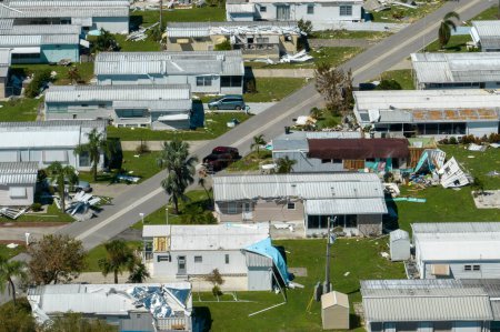 Détruit par l'ouragan vents forts maisons de banlieue en Floride zone résidentielle mobile home. Conséquences des catastrophes naturelles.