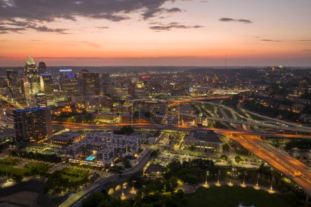 Innenstadt von Cincinnati in Ohio, USA bei Nacht mit hell erleuchteten Hochhäusern. Amerikanisches Reiseziel.