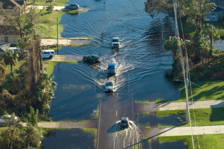 Route inondée en Floride après de fortes pluies d'ouragan. Vue aérienne des voitures d'évacuation et entouré de maisons d'eau dans la banlieue résidentielle.
