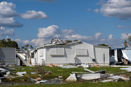 Floride région sud-ouest après la saison des ouragans. Maisons mobiles effondrées et endommagées dans une zone résidentielle rurale. Conséquences d'une catastrophe naturelle grave.