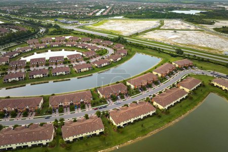 Boden bereitet für den Bau neuer Wohnhäuser in einem Vorort von Florida. Konzept wachsender amerikanischer Vorstädte.
