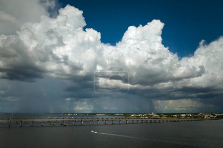 Heftiges Gewitter nähert sich einer Verkehrsbrücke, die Punta Gorda und Port Charlotte über den Peace River verbindet. Schlechte Fahrbedingungen während der Regenzeit in Florida.