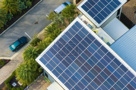 Solardach auf einem Einkaufszentrum in Florida. Photovoltaik-Module zur Erzeugung sauberer ökologischer elektrischer Energie im städtischen Stadtgebiet. Konzept des autonomen Bauens.