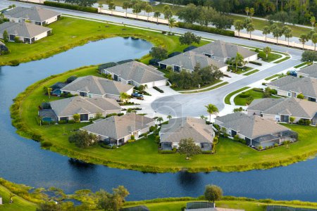 Blick von oben auf teure Privathäuser in Sarasota, Florida Vorort. Neue Einfamilienhäuser in gehobener Gemeinschaft. Immobilienentwicklung in amerikanischen Vorstädten.