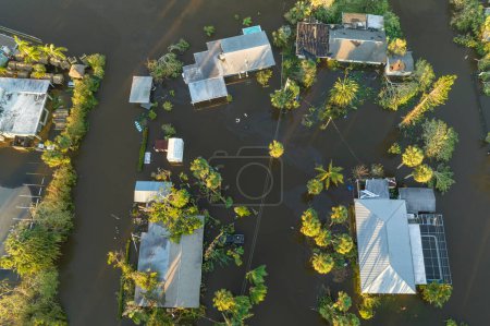 Entouré par l'ouragan Ian pluie inondations eaux maisons en Floride quartier résidentiel. Conséquences de la catastrophe naturelle.