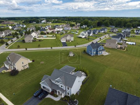 Geräumige neue Einfamilienhäuser in einer Wohngegend im Upstate New York. Immobilienentwicklung in amerikanischen Vorstädten.