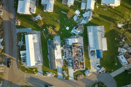 Schwer beschädigte Häuser nach Hurrikan Ian in Florida Wohnmobil Wohngebiet. Folgen von Naturkatastrophen.