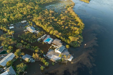 Nachwirkungen einer Naturkatastrophe. Überflutete Häuser durch Hurrikan Ian Regen in Florida Wohngebiet.