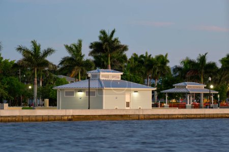 Baños públicos en Harborwalk en Gilchrist Park en Punta Gorda, Florida.