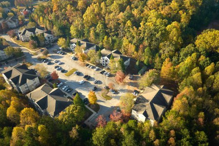 Foto de Vista aérea de los edificios de apartamentos americanos en la zona residencial de Carolina del Sur. Nuevos condominios familiares como ejemplo de desarrollo inmobiliario en los suburbios de EE.UU.. - Imagen libre de derechos