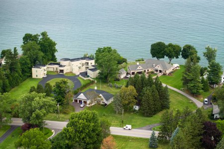 Casas suburbanas de lujo en el lago Ontario zona costera en Rochester, NY. Casas residenciales privadas en zonas rurales suburbanas en el norte del estado de Nueva York.
