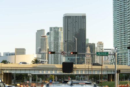 Ampel zur Verkehrsregelung hoch über der Straße in Miami, Florida.