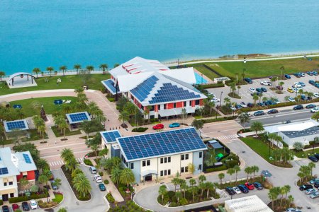 Photovoltaik-Module zur Erzeugung sauberer ökologischer elektrischer Energie. Bürogebäude in Florida mit Solardächern. Erneuerbarer Strom mit Null-Emissions-Konzept.