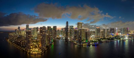 Luftaufnahme der Innenstadt von Miami Brickell in Florida, USA. Hell erleuchtete Hochhäuser im modernen amerikanischen Midtown.