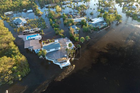 Consecuencias de un desastre natural. Casas inundadas por lluvias huracanadas en la zona residencial de Florida.