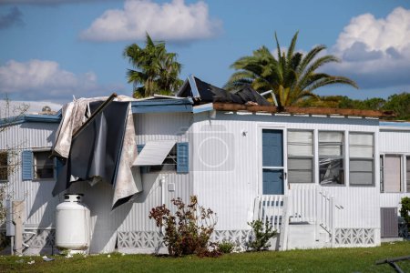 Maisons mobiles gravement endommagés après l'ouragan en Floride zone résidentielle. Conséquences des catastrophes naturelles.