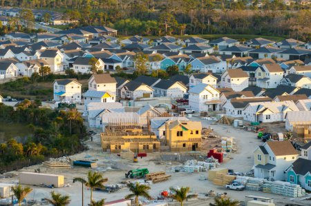 Bau im neu entstehenden Vorortgebiet. Entwicklung von Wohnhäusern in amerikanischen Vororten. Immobilienmarkt in den USA.