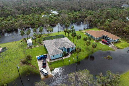 Überflutete Häuser durch Hurrikan Ian Regen in Florida Wohngebiet. Folgen von Naturkatastrophen.