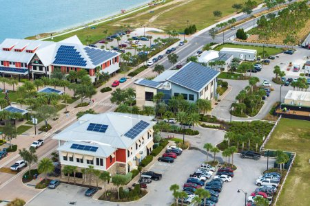 Bürogebäude in Florida mit Solardach in einer kleinen autonomen Stadt. Blaue Photovoltaik-Module zur Erzeugung sauberer ökologischer elektrischer Energie. Investition in Konzept für erneuerbaren Strom.