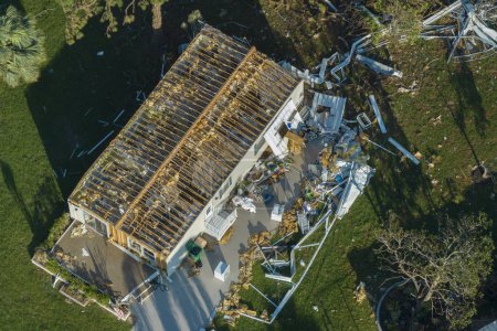 Vents ouragan forts gravement endommagé maisons privées en Floride zone résidentielle mobile home. Conséquences des catastrophes naturelles.